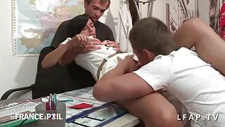 Treneris sekss ar mammu fucked jauns sportists ass pēc produktīvas mācība