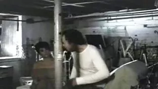 Karstā brunete, korsešu fucked ar diviem laimīgajiem milesanas video vīriešiem