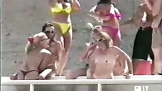 Melnkoks Un Balts fucked ar divām padauzām, kuras filmēja bārs tavsporno