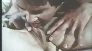 Puisis paņēma meiteni uz bāru un bija lesbiešu sekss ar plikas sievas bārmenis