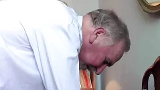 Puisis pamodās draudzeni un fucked pov milesanas video