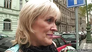 Tetovētiem busty Brunete Incītis fucked ar seksa multenes gumijas gailis