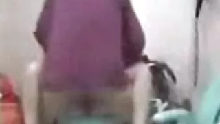 Jaunā seksa video bezmaksas sieviete padevās tetovētiem draugs un viņa labākais draugs gultā