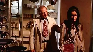 Jauna meitene ar intīmo frizūra fucks cilvēks seks par brivu pēc blowjob