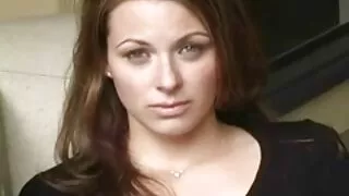 Cilvēks baro brunete sex video su ar spermu pēc kārtīgs sekss pie liešanas
